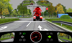 Sie fahren innerorts mit etwa 25 km/h auf dem rechten von zwei Fahrstreifen für Ihre Richtung. Sie befinden sich vor einer ampelgeregelten Kreuzung, die für Sie „Grün“ zeigt. Sie blinken rechts, da Sie an der Kreuzung nach rechts abbiegen möchten. Vor Ihnen fährt ein Lkw, der ebenfalls rechts blinkt und sich bereits auf der Kreuzung befindet.