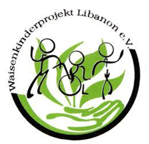 Kennzeichen des Vereins „Waisenkinderprojekt Libanon e.V.“ (drei skizzierte Kinder über einer flachen Hand, aus der wiederum vier grüne Pflanzenblätter emporwachsen, umrandet von einem schwarzen Kreis mit dem Schriftzug „Waisenkinderprojekt Libanon e.V.“)