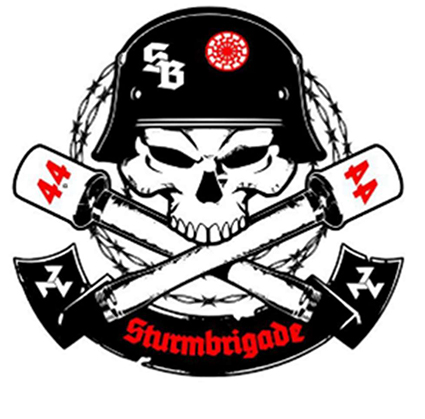 Totenkopf mit einem am Typ M35, M40 bzw. M42 angelehnten Stahlhelm mit den Initialen SB in gebrochener Schrift und dem Sonnenrad. In Kombination mit einem Banner mit dem Schriftzug „Sturmbrigade“ in gebrochener Schrift, zwei Triskelen sowie mit zwei Stielhandgranaten mit der Zahl 44 und einem Ring aus Stacheldraht