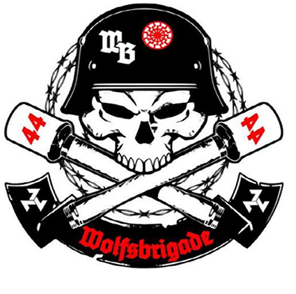 Totenkopf mit einem am Typ M35, M40 bzw. M42 angelehnten Stahlhelm mit den Initialen WB in gebrochener Schrift und dem Sonnenrad. In Kombination mit einem Banner mit dem Schriftzug „Wolfsbrigade“ in gebrochener Schrift, zwei Triskelen sowie mit zwei Stielhandgranaten mit der Zahl 44 und einem Ring aus Stacheldraht
