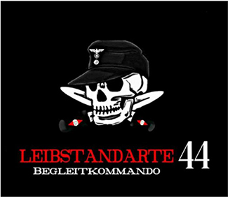 Totenschädel kombiniert mit schwarzer Feldmütze versehen mit dem Reichsadler und Kokarde vor zwei gekreuzten Dolchen sowie der rot-weißen Beschriftung „Leibstandarte 44 Begleitkommando“