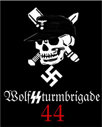 Totenschädel kombiniert mit schwarzer Feldmütze versehen mit dem Reichsadler und Kokarde vor einem mit einer Stielhandgranate gekreuzten Dolch mit weißem Hakenkreuz sowie der Beschriftung „Wolfssturmbrigade 44“ in gebrochener Schrift“ und roten Ziffern, wobei die beiden „s“ in Form der Siegrune geschrieben sind