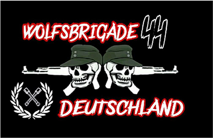 Rot umrandeter weißer Schriftzug mit weiß umrandeten schwarzen Ziffern „Wolfsbrigade 44 Deutschland“ vor schwarzem Hintergrund. Kombiniert mit gespiegelt angeordneten Totenschädeln mit olivgrüner Feldmütze und Sturmgewehren ähnlich dem StG 44 oder Kalaschnikow sowie einem Siegerkranz mit zwei Stielhandgranaten