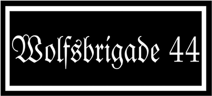 Weiß umrandeter weißer Schriftzug in gebrochener Schrift „Wolfsbrigade 44“ auf schwarzem Grund