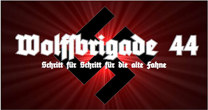 Weißer Schriftzug in gebrochener Schrift „Wolfsbrigade 44 Schritt für Schritt für die alte Fahne“ mit schwarzem Hakenkreuz im Hintergrund