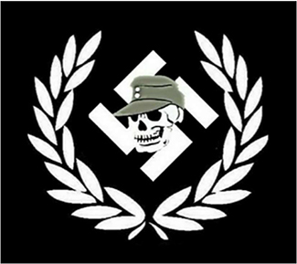 Totenschädel mit olivgrüner Feldmütze mit weißem Hakenkreuz im Hintergrund, eingerahmt von einem weißen Siegerkranz auf schwarzem Hintergrund