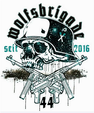 Schriftzug in gebrochener Schrift „Wolfsbrigade seit 2016“ und der „44“ kombiniert mit einem Totenkopf mit einem am Typ M35, M40 bzw. M42 angelehnten Stahlhelm mit zwei darauf abgebildeten Stielhandgranaten über zwei gekreuzten Maschinenpistolen angelehnt am Typ MP 40