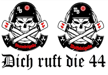 Schriftzug in gebrochener Schrift „Dich ruft die 44“ mit zwei darüber angeordneten Totenköpfen mit einem am Typ M35, M40 bzw. M42 angelehnten Stahlhelm mit den Initialen SB bzw. WB und dem Sonnenrad. In Kombination mit je einem Banner mit dem Schriftzug „Sturmbrigade“ und „Wolfsbrigade“, zwei Triskelen sowie mit zwei Stielhandgranaten mit der Zahl 44 und einem Ring aus Stacheldraht