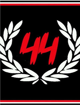 Die Zahl „44“ in roter Farbe umrahmt von einem Siegerkranz in weißer Farbe vor schwarzem Hintergrund. Am oberen Rand eingefasst mit den Flaggenfarben des deutschen Reiches in Schwarz-Weiß-Rot, am unteren Rand mit der spiegelverkehrten Einfassung