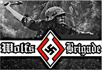 Schwarz eingefasster weißer Schriftzug in gebrochener Schrift „Wolfs Brigade“, unterteilt mit einer weiß-roten Raute mit Hakenkreuz, angelehnt am Abzeichen des „Bund deutscher Mädel“ oder Hitlerjugend