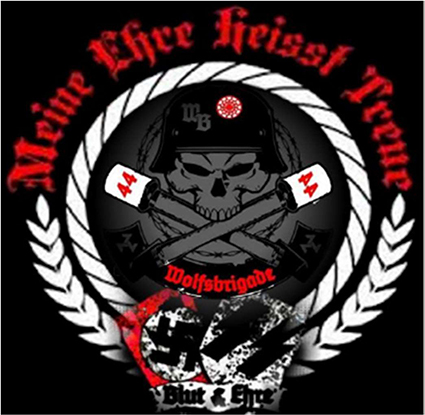 Totenkopf mit einem am Typ M35, M40 bzw. M42 angelehnten Stahlhelm mit den Initialen WB in gebrochener Schrift und dem Sonnenrad. In Kombination mit einem Banner mit dem Schriftzug „Wolfsbrigade“ in gebrochener Schrift, zwei Triskelen sowie mit zwei Stielhandgranaten mit der Zahl 44 und einem Ring aus Stacheldraht. Umfassung mit einem weißen unterbrochenen Kreis sowie einer Umrahmung mit dem roten Schriftzug in gebrochener Schrift „Meine Ehre heisst Treue“, einem weißen Siegerkranz sowie Abbildungen einer roten Hakenkreuzflagge und SS-Runen auf einem Wappenschild mit weißem Banner und schwarzer Aufschrift in gebrochener Schrift „Blut und Ehre“ vor einem schwarzen Hintergrund
