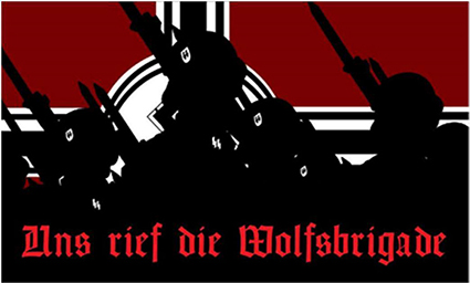 Schattenriss von mit Gewehren bewaffneten Soldaten mit SS-Abzeichen am Stahlhelm und Kragenspiegel vor der schwarz-weiß-roten Reichskriegsflagge mit Hakenkreuz und dem roten Schriftzug in gebrochener Schrift „Uns rief die Wolfsbrigade“