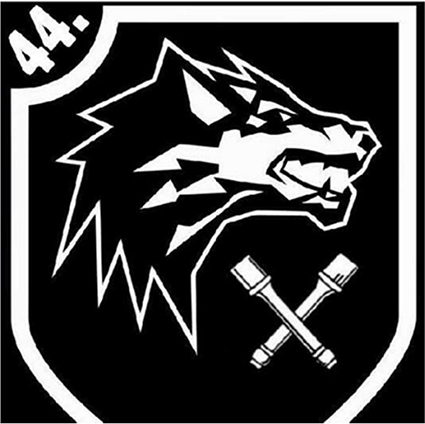 Wappen in Form eines stilisierten Turnierschildes mit einer weißen „44.“ im Lanzenausschnitt sowie der Abbildung eines Wolfskopfes und zwei gekreuzten Stielhandgranaten auf schwarzem Hintergrund