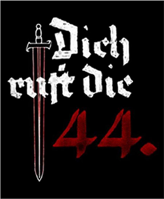 Weißer Schriftzug in gebrochener Schrift kombiniert mit roten Ziffern „Dich ruft die 44.“ und einem weißen Schwert vor schwarzem Hintergrund