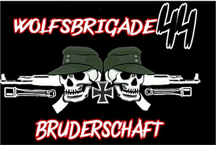 Rot umrandeter weißer Schriftzug mit weiß umrandeten schwarzen Ziffern „Wolfsbrigade 44 Bruderschaft“ vor schwarzem Hintergrund. Kombiniert mit um ein eisernes Kreuz gespiegelt angeordneten Totenschädeln mit olivgrüner Feldmütze, Stielhandgranaten und Sturmgewehren ähnlich dem StG 44 oder Kalaschnikow