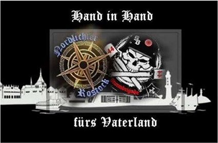 Weißer Schriftzug in gebrochener Schrift „Hand in Hand fürs Vaterland“ vor schwarzem Hintergrund mit einer Hafensilhouette sowie einer Kompassrose mit der blauen Beschriftung in gebrochener Schrift „Nordlichter Rostock“ und Totenkopf mit einem am Typ M35, M40 bzw. M42 angelehnten Stahlhelm mit den Initialen SB in gebrochener Schrift und dem Sonnenrad. In Kombination mit einem Banner mit dem Schriftzug „Sturmbrigade“ in gebrochener Schrift, einer sichtbaren Triskele sowie mit zwei Stielhandgranaten mit der Zahl 44 und einem Ring aus Stacheldraht