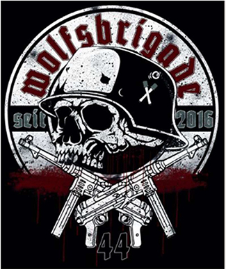 Schriftzug in gebrochener Schrift „Wolfsbrigade seit 2016“ und der „44“ kombiniert mit einem Totenkopf mit einem am Typ M35, M40 bzw. M42 angelehnten Stahlhelm mit zwei darauf abgebildeten Stielhandgranaten über zwei gekreuzten Maschinenpistolen angelehnt am Typ MP 40