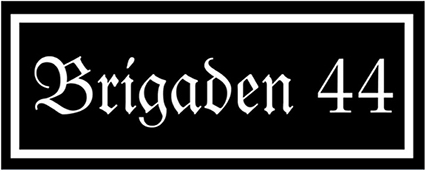 Weiß umrandeter weißer Schriftzug in gebrochener Schrift „Brigaden 44“ auf schwarzem Grund