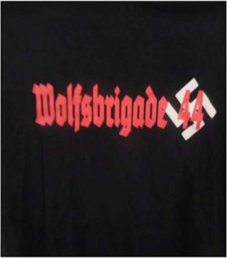 Roter Schriftzug „Wolfsbrigade 44“ in gebrochener Schrift mit weißem Hakenkreuz im Hintergrund