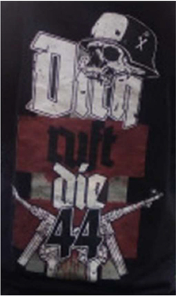 Weiß-schwarzer Schriftzug auf schwarzem Hintergrund mit roten und weißen Feldern in gebrochener Schrift „Dich ruft die 44“ kombiniert mit einem Totenkopf mit einem am Typ M35, M40 bzw. M42 angelehnten Stahlhelm, zwei darauf abgebildeten Stielhandgranaten sowie zwei gekreuzten Maschinenpistolen, angelehnt am Typ MP 40, hinter der Zahl „44“