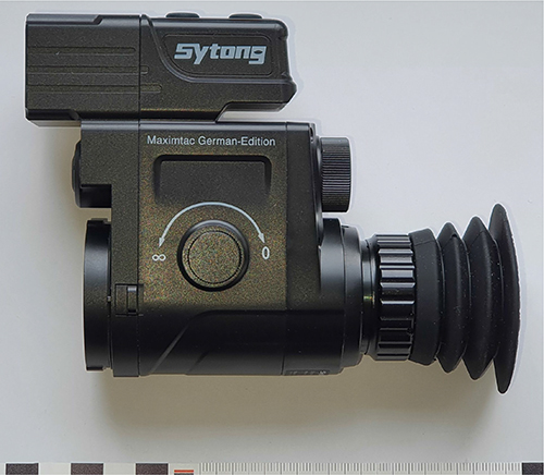 Abbildung: Sytong HT-77 Maximtac-German-Edition, Ansicht von links, mit Okular rechts im Bild