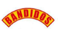 Das Kennzeichen zeigt einen nach obenhin gerundeten, gelben Bogen mit roter Umrandung, der den Namen BANDIDOS in roten Großbuchstaben enthält.