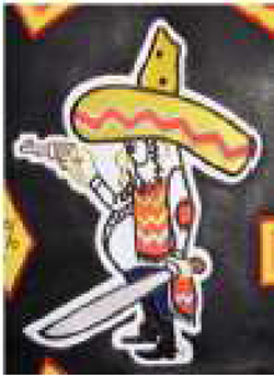 Das Kennzeichen wird „Fat Mexican“ genannt. Es zeigt einen dickbäuchigen Mann mit goldenen Händen und einem goldenen Gesicht. Er trägt ein weißes T-Shirt mit einem roten Flicken am Ellbogen, einen roten Poncho mit einem grün, gelb, blauen Zackenmuster und auf dem Kopf einen gelben Sombrero mit zwei Einschusslöchern sowie einer rotgezackten Verzierung. Er trägt eine blaue Hose und schwarze Stiefel mit goldenen Rädchensporen. In der erhobenen rechten Hand hält er eine schwarze Pistole aus der Rauch aufsteigt, in der abgesenkten linken Hand ein silbernes Schwert mit goldenem Griff.