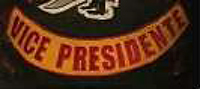 Das Kennzeichen zeigt einen nach untenhin gerundeten, gelben Bogen mit roter Umrandung. Es enthält die Funktionsbeschreibung „VICE PRESIDENTE“, übersetzt Vizepräsident, in roten Großbuchstaben.