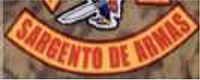 Das Kennzeichen zeigt einen nach untenhin gerundeten, gelben Bogen mit roter Umrandung. Es enthält die Funktionsbeschreibung „SARGENTO DE ARMAS“, übersetzt bewaffneter Sergeant, in roten Großbuchstaben.