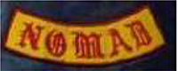 Das Kennzeichen zeigt einen nach untenhin gerundeten, gelben Bogen mit roter Umrandung. Es enthält die Funktionsbeschreibung „NOMAD“, übersetzt Nomade, in roten Großbuchstaben. Die Schriftart ist verschnörkelt und erinnert an Altdeutsche Schrift.