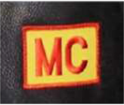 Dieses gelbe Kennzeichen mit roter Umrandung in Form eines Quadrats, zeigt die zwei fetten Großbuchstaben M C in roter Schrift. Es steht für die Abkürzung Motorcycle Club.