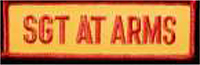 Dieses gelbe Kennzeichen mit roter Umrandung in Form eines Rechtecks, enthält in roten Großbuchstaben die abgekürzte Funktionsbeschreibung „SGT AT ARMS“, Sergeant at Arms, übersetzt bewaffneter Sergeant.