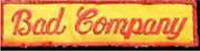 Dieses gelbe Kennzeichen mit roter Umrandung in Form eines Rechtecks, enthält in roter verschnörkelter Schrift die Bezeichnung „Bad Company“, übersetzt Schlechte Gesellschaft.