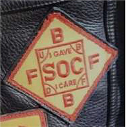 Dieses gelbe Kennzeichen mit roter Umrandung in Form einer Raute wird in Uhrzeigerrichtung gelesen. Abgebildet wird in roten Großbuchstaben in der oberen Ecke ein B, in der rechten Ecke ein F, in der unteren Ecke ein F und in der linken Ecke ein B. Die Buchstabenfolge ergibt den Leitspruch B F F B, Bandidos Forever, Forever Bandidos. In der Mitte des Kennzeichens, befindet sich ein Viereck das die drei roten Großbuchstaben S O C enthält. Diese Abkürzung bedeutet, „Save Our Club“, übersetzt Rette unseren Club. Innerhalb dieses Vierecks, ebenfalls in roten Großbuchstaben, ist die Aussage „I GAVE“ oberhalb des SOC), „I CARE“ (unterhalb des SOC) sichtbar, übersetzt Ich gab, ich kümmere mich.