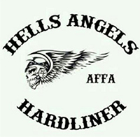 Kreisförmiges Hardliner-Patch mit schwarzer Schrift auf weißem Grund bestehend aus dem Schriftzug „HELLS ANGELS“ (oben) und „HARDLINER“ (unten) mit dem „Death Head“ des „HAMC Berlin Central“ und dem Zusatz „AFFA“ (= Angels Forever Forever Angels) in der Mitte