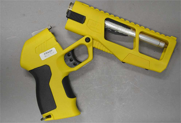 Abbildung 3: AEA „Spear Gun“, im aufgeklappten Zustand mit einer eingesetzten Abschussvorrichtung, Ansicht rechte Seite