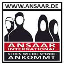 Zwei stilisierte männliche und zwei stilisierte weibliche Personen in einem Viereck. Text über Viereck wwwpunktansaarpunktde. Text darunter Ansaar International sehen wie die Spende ankommt in Versalien.