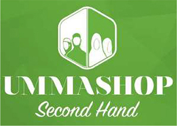 Viereck mit darin befindlichem gespiegelten Trapez, in dem sich je zwei stilisierte Personen befinden, links zwei männliche, rechts zwei weibliche, darunter die Aufschrift Ummashop in Versalien, darunter in kursiver Schrift Second Hand.