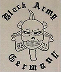 Kombination aus den drei Komponenten Toprocker (oben) mit dem Schriftzug „Black Army“, Center-Patch (Mitte) mit stilisiertem Schädel/​Totenkopf, hinter dem sich zwei Schusswaffen und ein Dolch kreuzen, sowie Bottomrocker (unten) mit dem Schriftzug „Germany“.