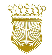 Goldenes Logo des Königreich Deutschland, das eine Krone mit sieben Zacken zeigt, an deren Enden sich jeweils eine große Perle befindet. Darunter liegt ein mit kleinen Perlen besetzter Reif, weiter unten ein Wappen, das der sogenannten Schweizer Form ähnelt. In diesem befindet sich ein Symbol, das an die sogenannte Elhaz- oder Algiz-Rune erinnert, im Hintergrund dieses Symbols wachsen strahlenförmige Streifen aus dem Boden empor. Die sogenannte Elhaz- oder Algiz-Rune besteht aus einem senkrechten Balken, von dem auf der Höhe des obersten Drittels zwei Balken seitlich nach oben abstehen, sodass die Anmutung einer menschlichen Silhouette mit nach oben gereckten Armen entsteht. Der Hintergrund ist horizontal dreigeteilt in einen dunklen, einen helleren gestreiften sowie einen hellen gepunkteten Abschnitt.