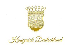 Goldenes Logo des Königreich Deutschland in der eingangs beschriebenen Kronenform. Darunter befindet sich der goldene Schriftzug Königreich Deutschland in geschwungener Schrift.
