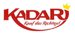 Roter Schriftzug KADARI mit ineinander verschränkten Buchstaben. Der Buchstabe K zieht sich vom linken Ende bis an das Ende des Wortes auf der rechten Seite und bildet dort das I. Auf dem I befindet sich eine gelbe dreizackige Krone. Unter diesem Schriftzug steht kleiner in rot und kursiv geschrieben Kauf das Richtige mit einem Ausrufezeichen.