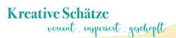 Blauer Schriftzug Kreative Schätze. Rechts versetzt darunter stehen die Worte vereint . inspiriert . geschöpft in Schreibschrift.