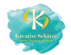 Stilisierter Buchstabe K umgeben von blätterartigen Strukturen vor türkisem Hintergrund, darunter der Schriftzug KreativeSchätze, hiervon unterhalb stehen die Worte vereint . inspiriert . geschöpft.