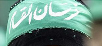Die Abbildungen zeigen verschiedene Ausführungen von Stirnbändern mit Bezug zur HAMAS. Alle Stirnbänder sind grün oder schwarz. Die Aufschriften sind weiß. Die Stirnbänder tragen entweder die Aufschrift „al-Qassam-Brigaden“ zusammen mit dem islamischen Glaubensbekenntnis auf Arabisch („Es gibt keinen Gott außer Gott, Muhammad ist der Gesandte Gottes“) oder nur Letzteres. Zum Teil ist das oben beschriebene Logo der AL-QASSAM-Brigaden mittig eingefügt. Ganz unten ist auf Arabisch der Schriftzug „Ritter der AL-QASSAM(-BRIGADEN)“ (arabisch Fursan al-Qassam) zu lesen.