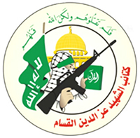 Das runde, hellgelbe Logo des militärischen Flügels der HAMAS, die „Izz-al-Din-al-Qassam-Brigaden“ (deutsch kurz auch: Kassam-Brigaden), zeigt in seiner Mitte im Hintergrund den Felsendom in Jerusalem. Davor ist der Oberkörper einer mit einer Kufiya, dem sogenannten Palästinensertuch, vermummten Person zu sehen, die in der linken Hand ein grünes Buch und in der rechten Hand ein Maschinengewehr trägt. Auf dem grünen Buch steht in weißer Schrift auf Arabisch „Koran“. Zudem trägt die Person ein grünes Kopfband. Links neben der Person ist eine grüne Flagge abgebildet, auf welcher in weißer Schrift auf Arabisch „Es gibt keinen Gott außer Gott“ steht. Oberhalb der Moschee befindet sich in grüner Farbe auf Arabisch der Koranvers 17 Sure 8: „Und nicht ihr habt sie getötet, sondern Gott“. Daran schließt sich ebenfalls auf Arabisch, allerdings in roter Farbe der Schriftzug „Brigaden des Märtyrers Izz al-Din al-Qassam“ an.