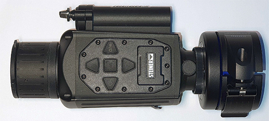 Abbildung: Nighthunter C35, Ansicht von oben, mit angeschraubtem Klemmadapter rechts im Bild