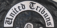 Das Kennzeichen zeigt einen nach oben hin gerundeten, weißen Bogen mit schwarzer Umrandung, der den Namen „United Tribuns“ in schwarzen Buchstaben enthält.