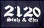 Das Kennzeichen in weißer Schrift zeigt die Zahlenkombination „2120“, welche für „United Tribuns“ steht (U = 21. Buchstabe im Alphabet, T = 20. Buchstabe im Alphabet). Darunter ist der Schriftzug „Stolz & Ehre“ erkennbar.