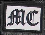 Dieses weiße Kennzeichen in Form eines Rechtecks zeigt die zwei Großbuchstaben „MC“ in schwarzer Schrift. Es steht für die Abkürzung Motorcycle Club.